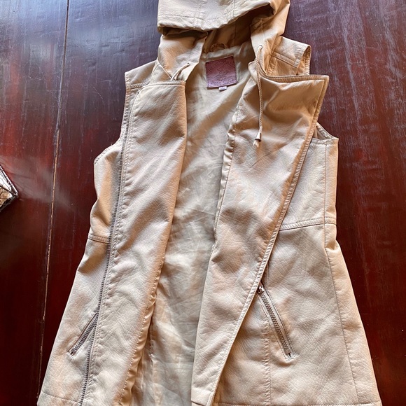 Cute little zipper vest🌸🌻 - Picture 4 of 8